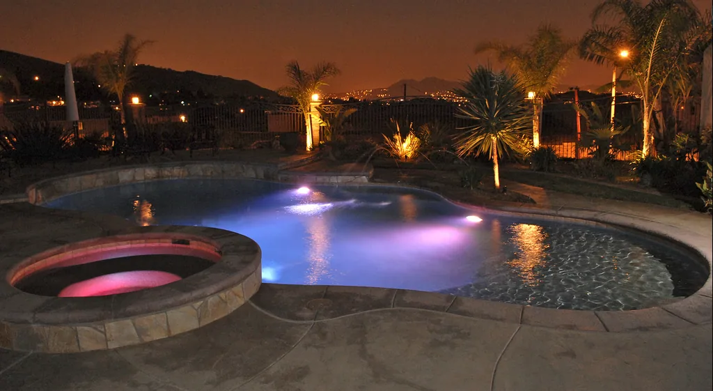 Piscina de arena iluminada durante la noche