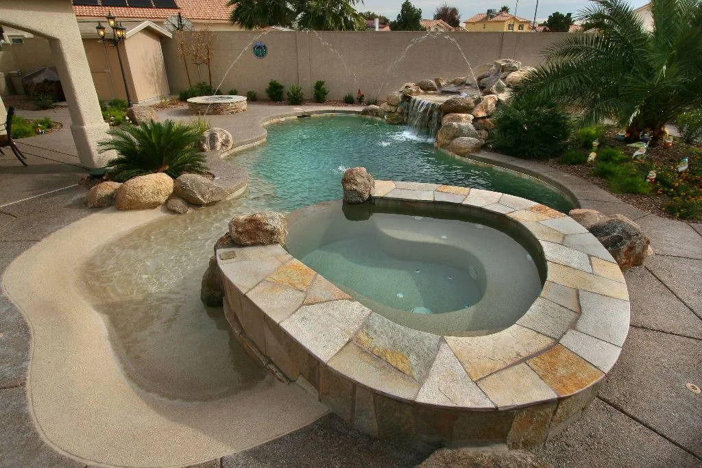 Piscina de arena con spa circular integrado