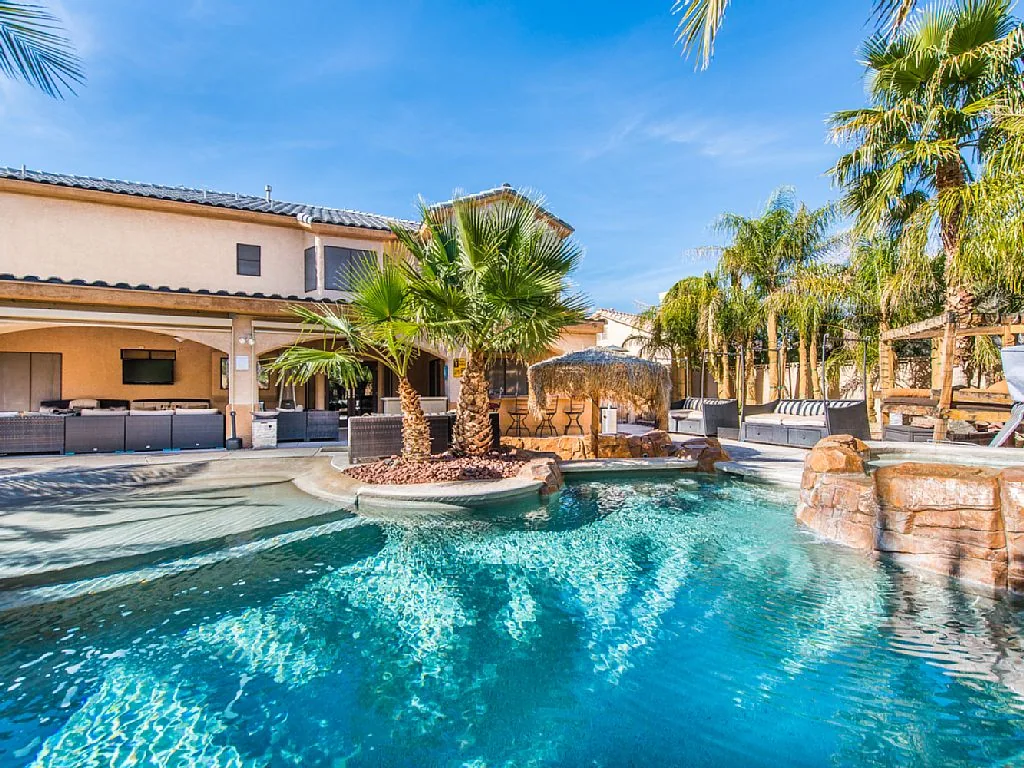 Piscina de arena con rocas y vegetación