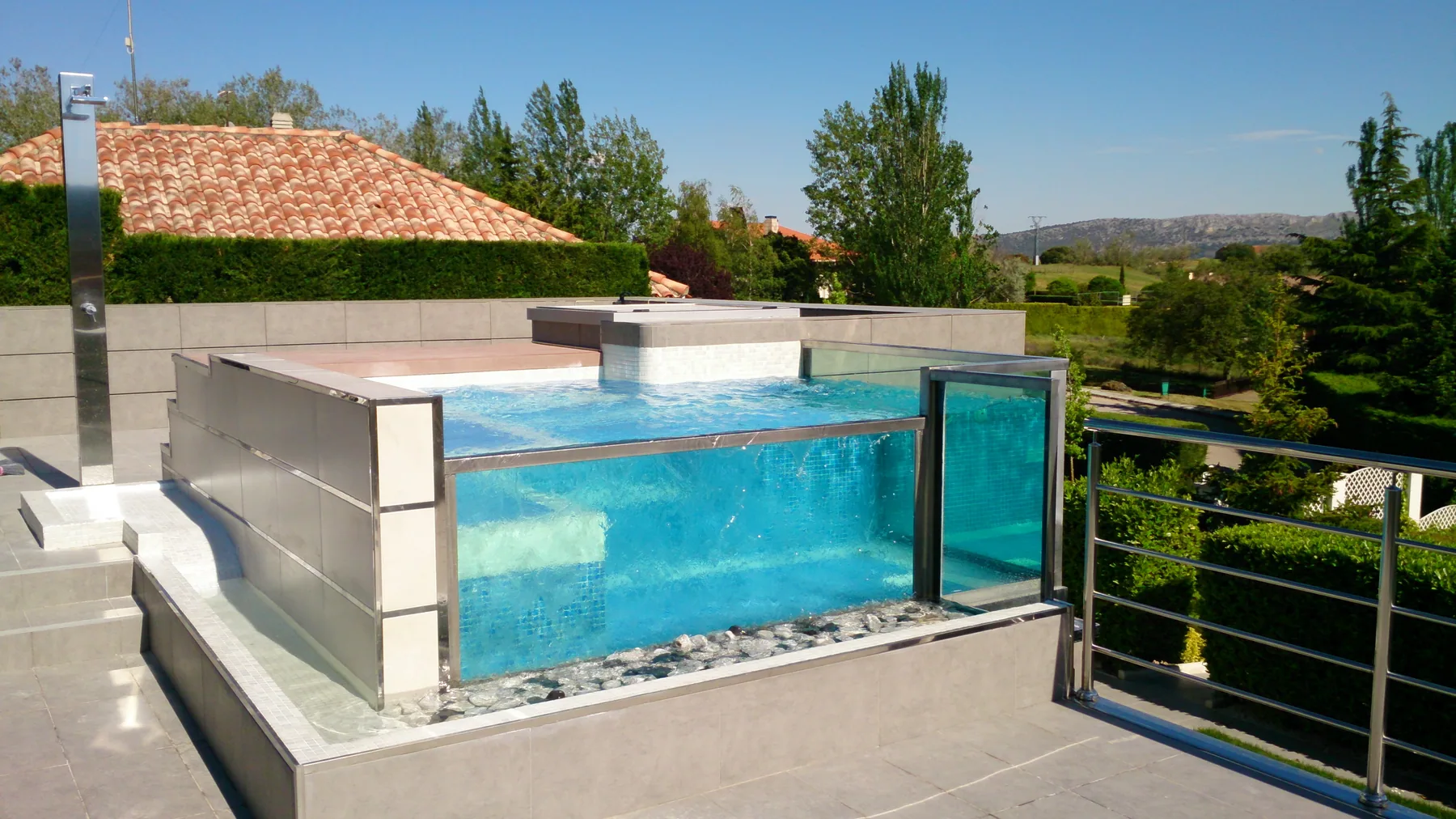 Detalle estructural de piscina con pared de cristal