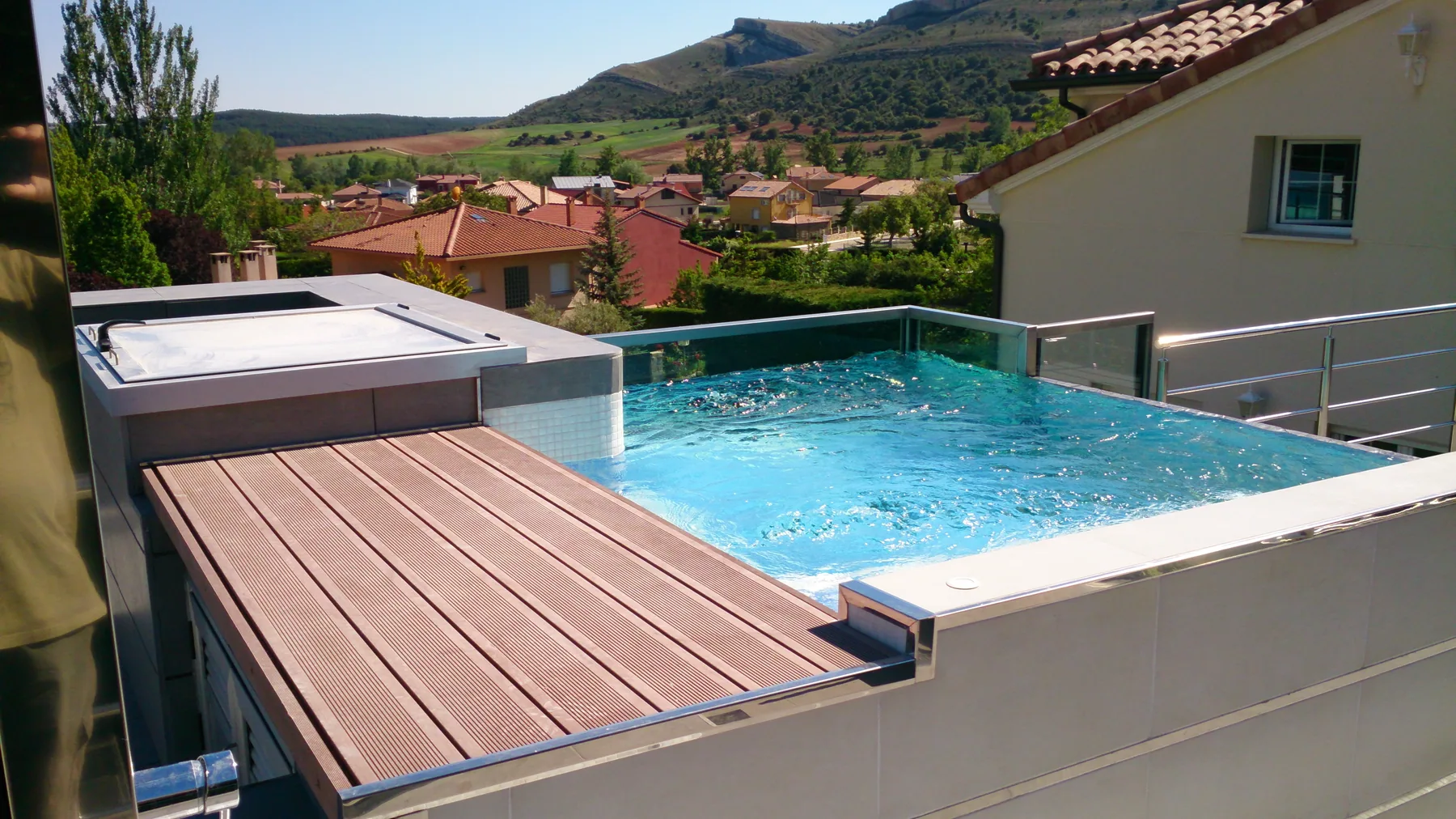 Piscina compacta con frente transparente