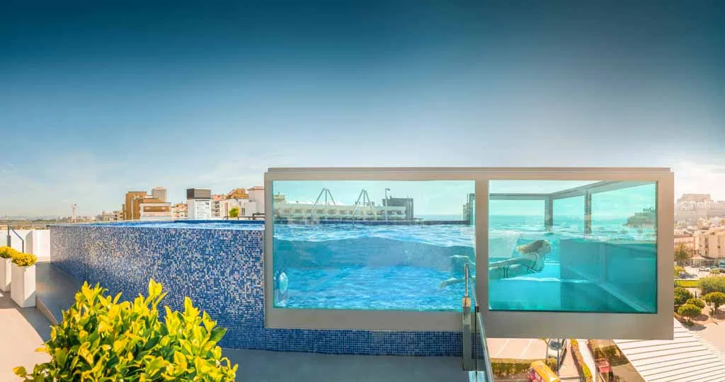 Piscina elevada con pared de cristal, proyecto de Piscinas Gomáriz