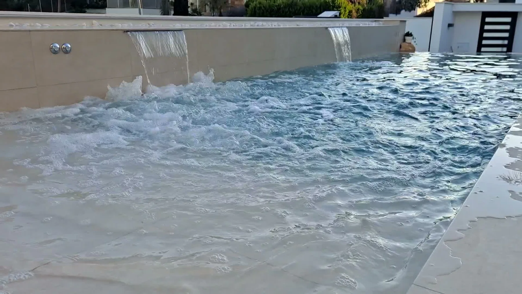Detalle de cascada en piscina desbordante