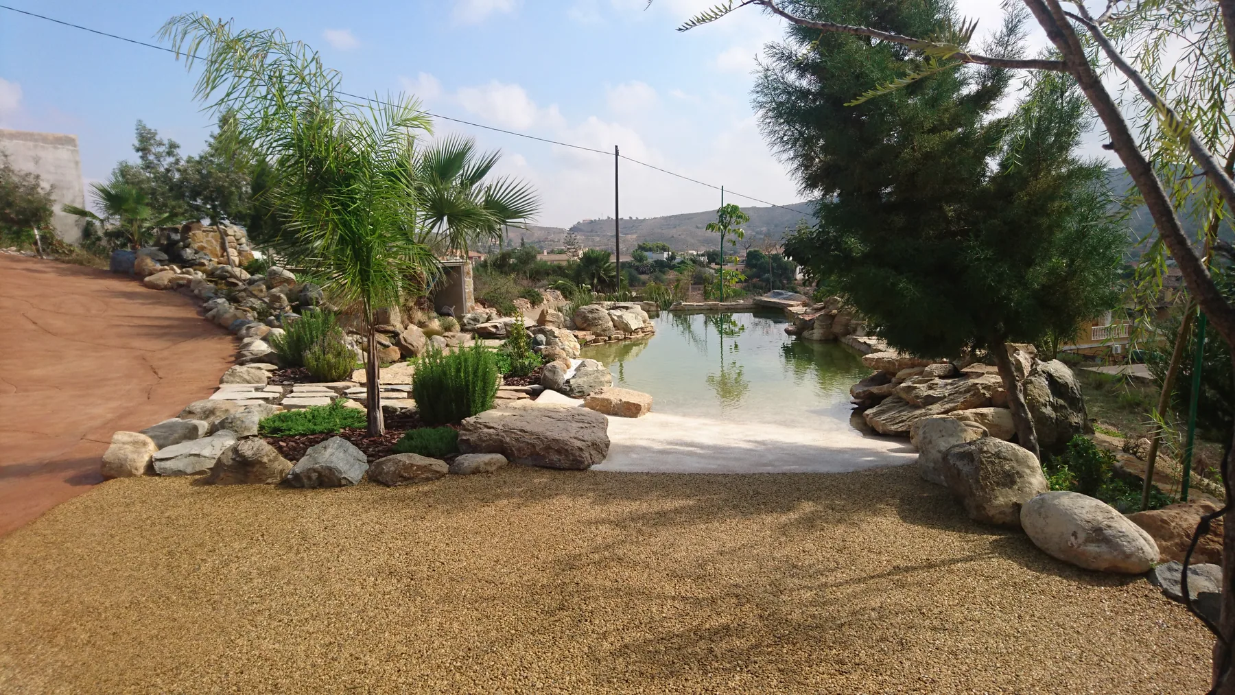 Piscina natural con acceso en pendiente suave