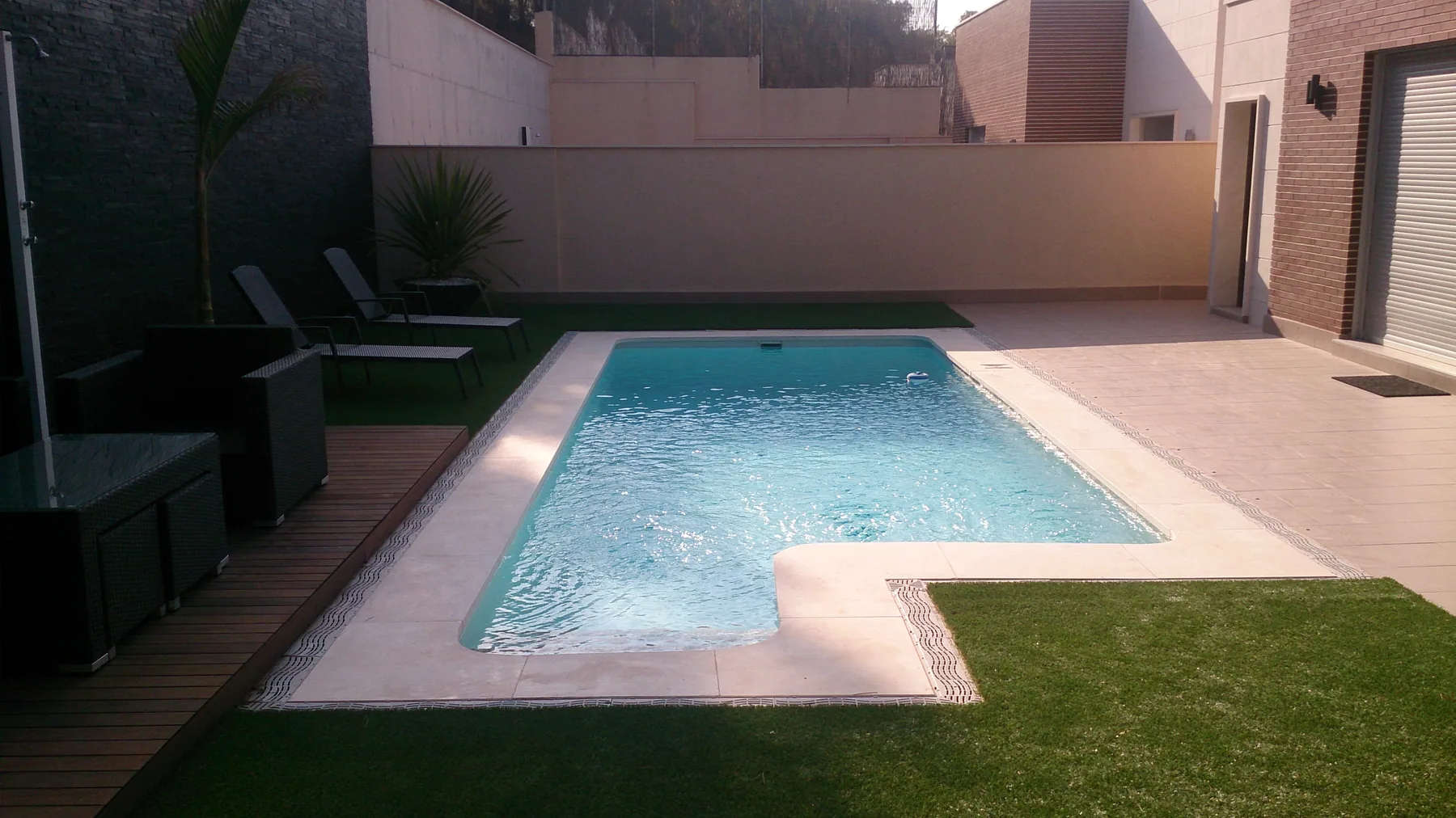 Piscina compacta renovada en patio privado