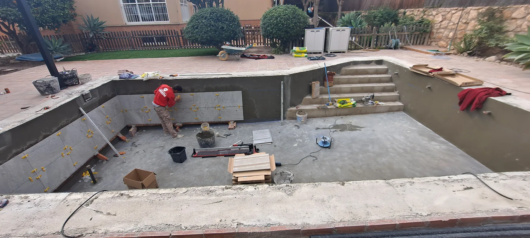 Proceso de reforma y revestimiento de una piscina