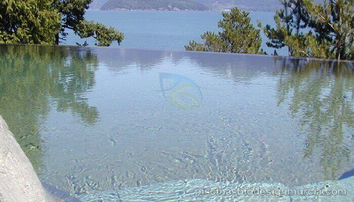 la-manga-piscina-desbordante-con-cascada
