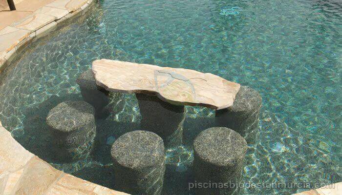 murcia-piscina-de-arena-con-butacas-y-mesa-de-piedra