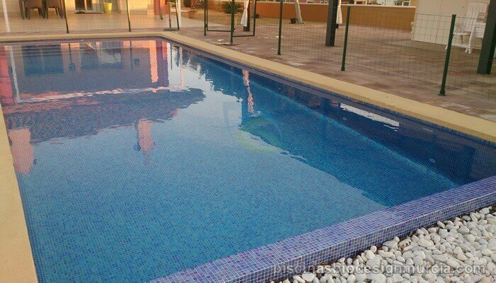 murcia-piscina-desbordante-con-gresite-nacarado