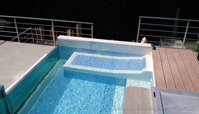 soria-piscina-de-cristal-con-cama-hidromasaje