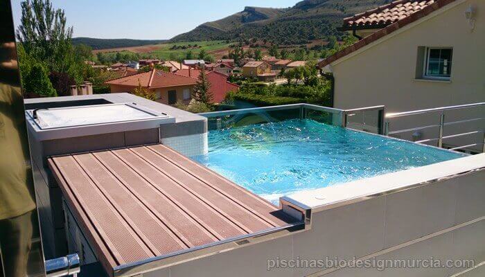 soria-piscina-de-cristal-con-cama-madera